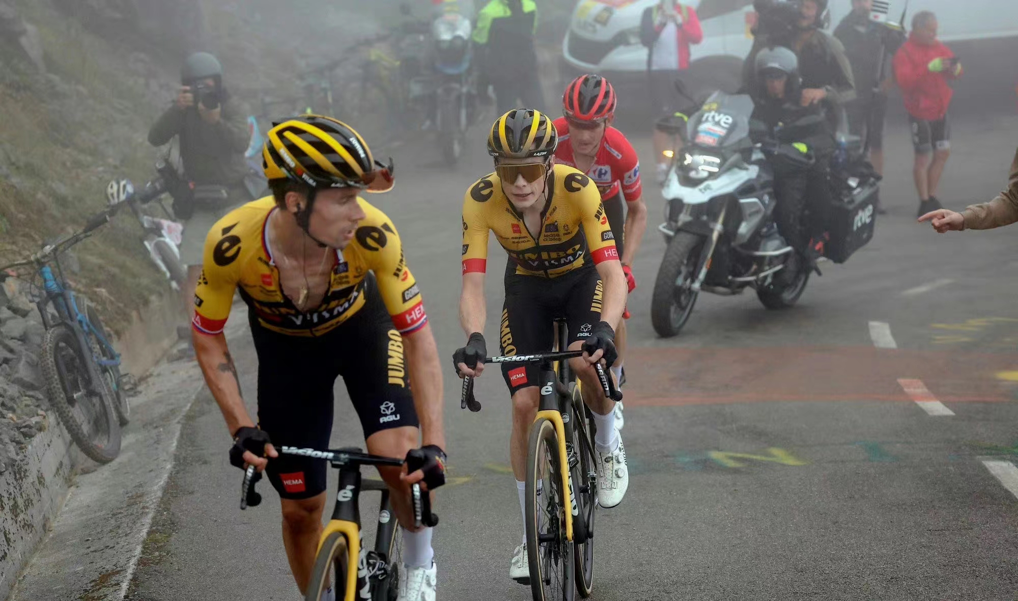 Il Team Jumbo domina Angeliroux, la tappa 17 del Tour de España si conclude in modo spettacolare